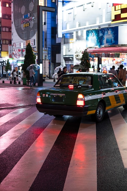 Bezpłatne zdjęcie nowoczesny miejski samochód na ulicy
