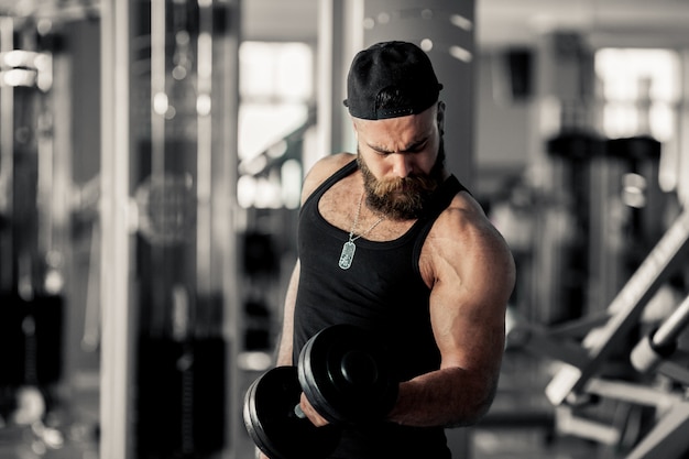 Nowoczesny przystojny waga zdrowy biceps