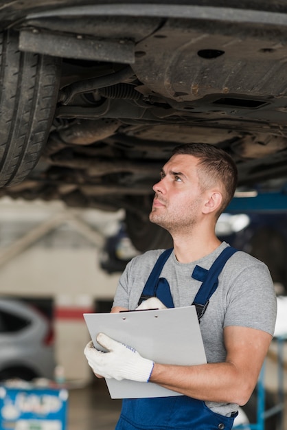 Bezpłatne zdjęcie nowoczesny skład mechanik samochodowy