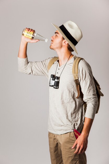 Bezpłatne zdjęcie nowoczesny turysta pije z butelki