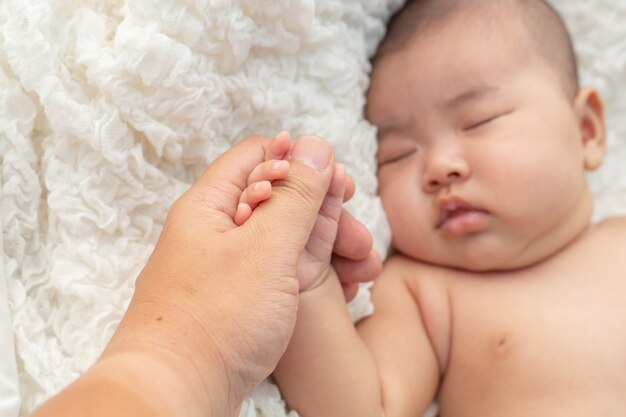 Nowonarodzona dziecko ręka, selekcyjna ostrość