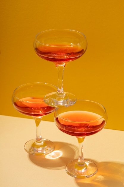 Noworoczna aranżacja imprezy ze szklankami i napojami