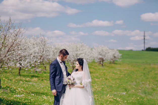 Nowożeńcy spędzają popołudnie wiosna w polu
