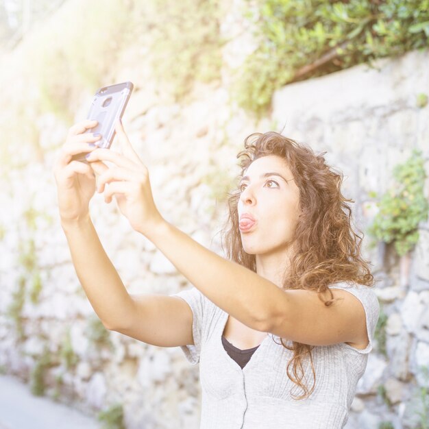 Nowożytna kobieta bierze selfie