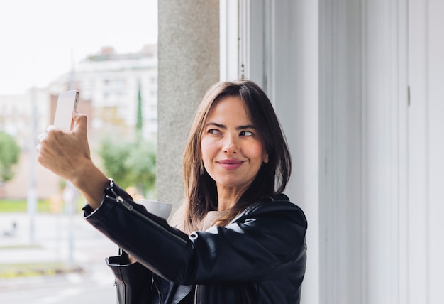 Nowożytna kobieta bierze selfie