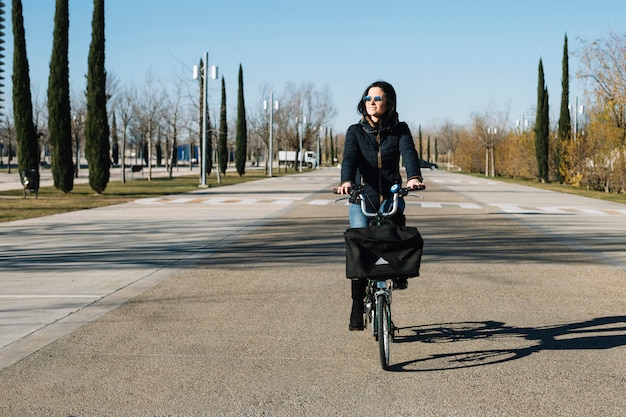 Nowożytna kobieta jedzie rower w mieście