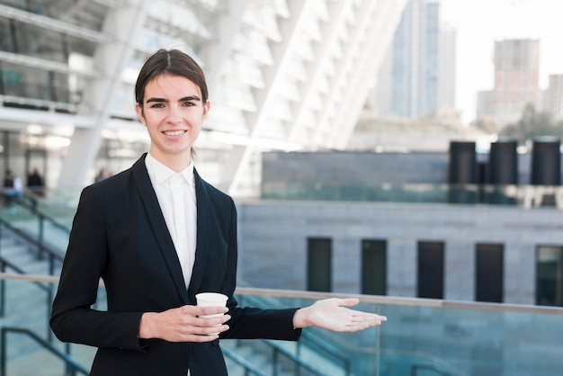 Bezpłatne zdjęcie nowożytny bizneswoman outdoors