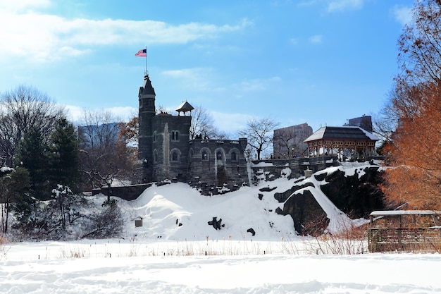 Nowy Jork Central Park na Manhattanie zimą z zamkiem Belvedere