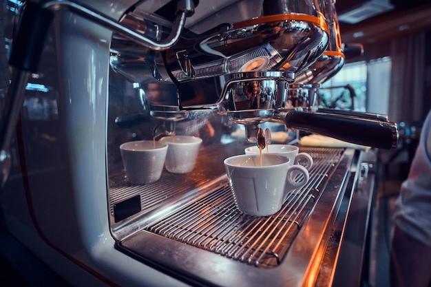 Nowy lśniący ekspres do kawy w kawiarni jest gotowy do parzenia kawy.
