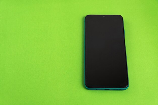 Nowy telefon komórkowy na kolorowym tle