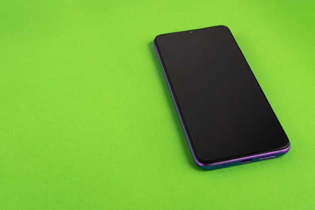 Bezpłatne zdjęcie nowy telefon komórkowy na kolorowym tle