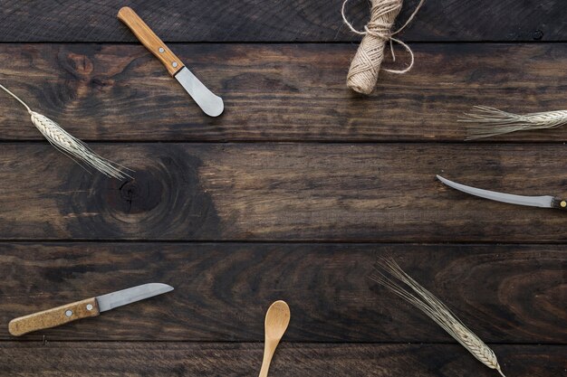 Noże i pszenicy w pobliżu łyżka i liny