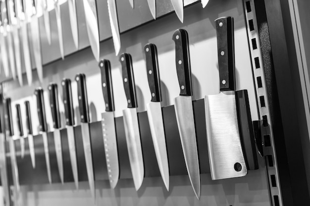 Noże kuchenne na zbliżeniu uchwytu magnetycznego