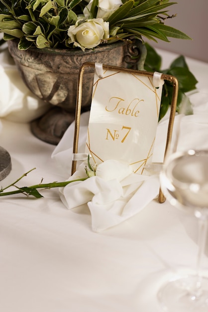 Bezpłatne zdjęcie numer stołu weselnego o wysokim kącie z kwiatami