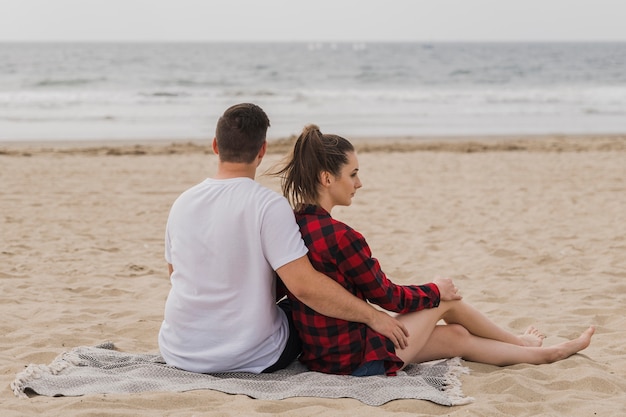 Obejmująca para pozuje na plaży