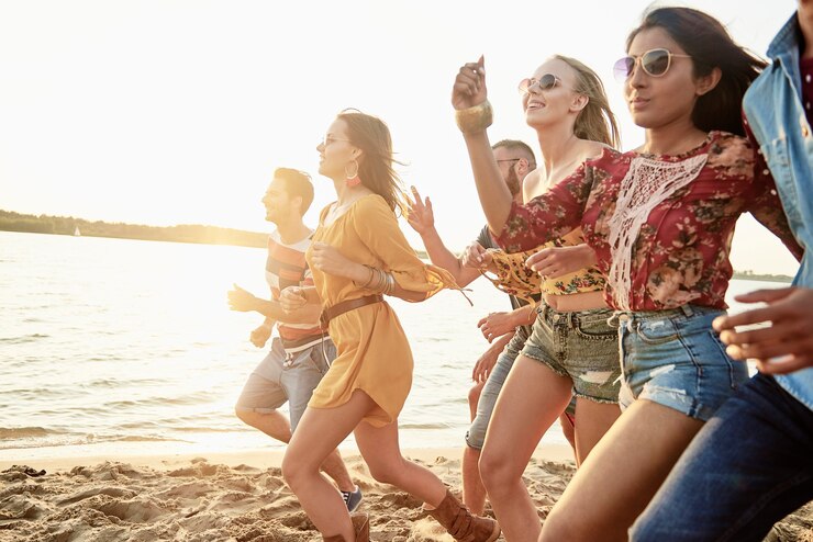 Bezpłatny plik Zdjęcie obraz biegnących ludzi po plaży?