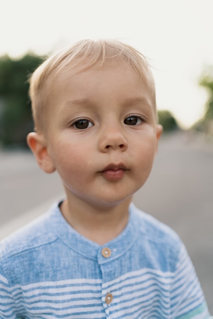 Obraz słodkiego chłopca, portret zbliżenie dziecka, ładny maluch o brązowych oczach