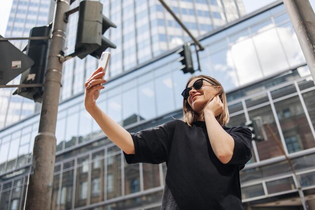 Obraz uroczej kobiety uśmiechającej się do telefonu