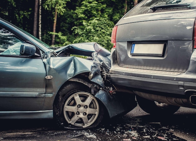 Obraz wypadku samochodowego z udziałem dwóch samochodów.