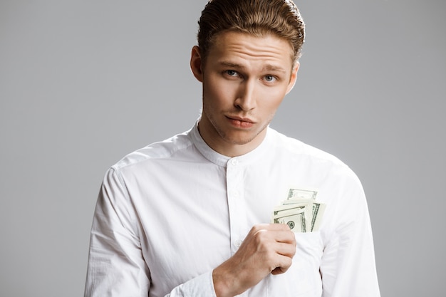Obrazek atrakcyjny caucasian mężczyzna z pieniądze w kieszeni