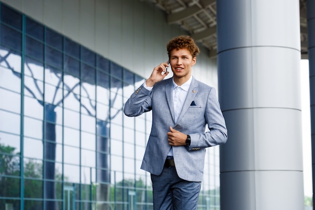 Obrazek młody redhaired biznesmen opowiada na telefonie