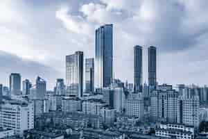 Bezpłatne zdjęcie obserwacja miejskich budynków branży stalowej