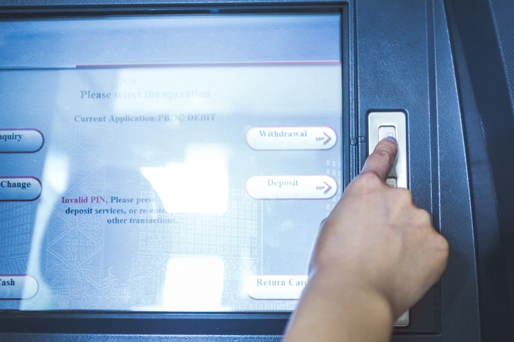 Bezpłatny plik Zdjęcie obsługa bankomatów w banku