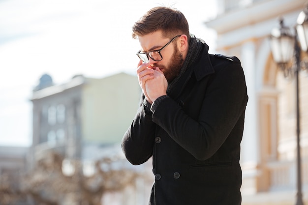 Obsługuje pozycję i kłanianie się na rękach outdoors w zimnej pogodzie