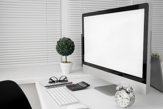 Bezpłatne zdjęcie obszar roboczy pakietu office z ekranem komputera osobistego i klawiaturą