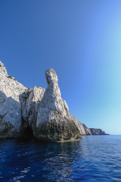 Bezpłatne zdjęcie ocean otoczony skalistymi klifami