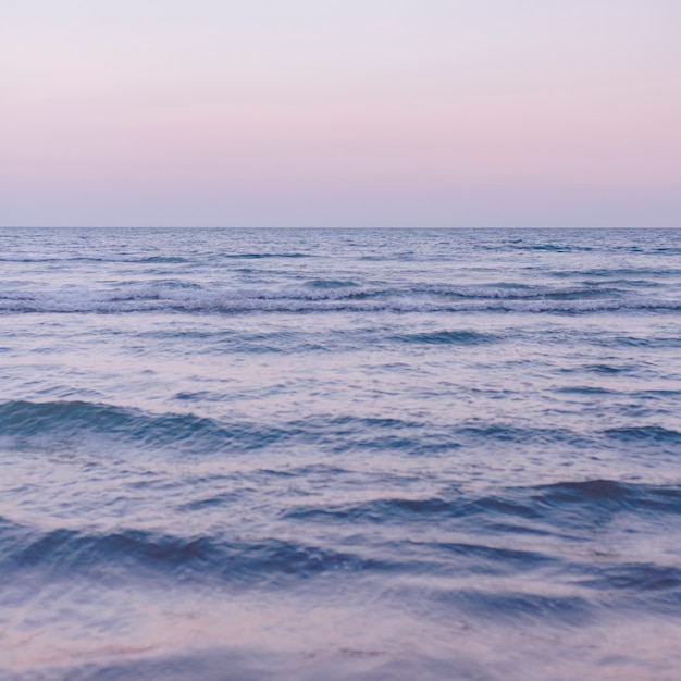 Oceaniczny krajobraz na fioletowym tle morza