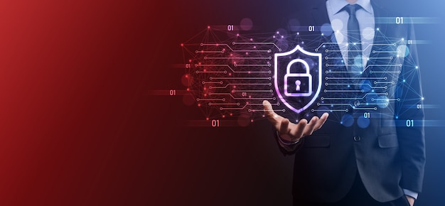 Ochrona sieci komputer bezpieczeństwa i bezpieczne pojęcie danych, biznesmen posiadający ikonę ochrony tarczy. symbol kłódki, pojęcie o bezpieczeństwie, cyberbezpieczeństwie i ochronie przed zagrożeniami