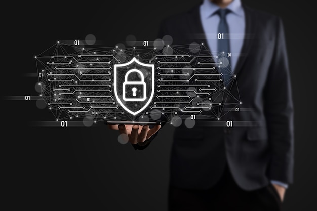 Ochrona sieci komputer bezpieczeństwa i bezpieczne pojęcie danych, biznesmen posiadający ikonę ochrony tarczy. symbol kłódki, pojęcie o bezpieczeństwie, cyberbezpieczeństwie i ochronie przed zagrożeniami