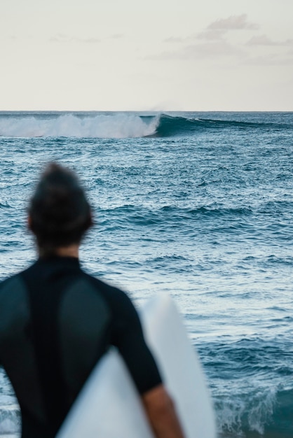 Od tyłu strzał surfer człowieka na zewnątrz