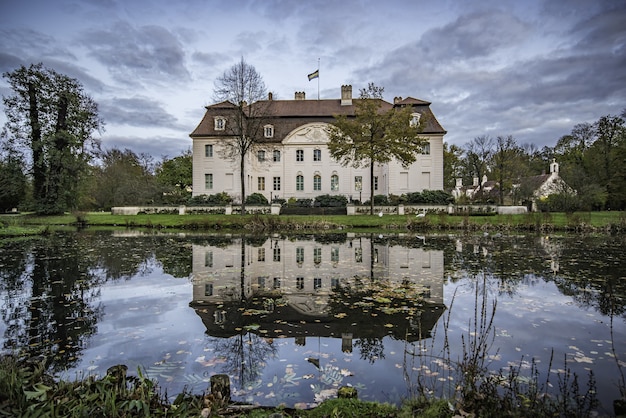 Odbicie w zamkowym stawie jesienią