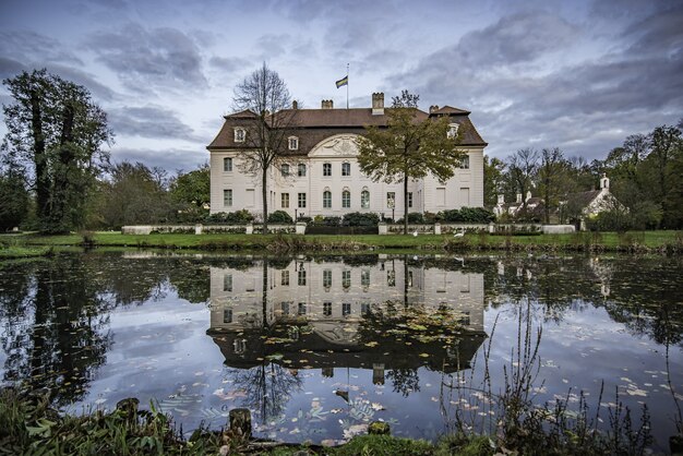 Odbicie w zamkowym stawie jesienią