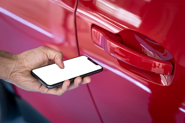 Bezpłatne zdjęcie odblokowanie wypożyczonego samochodu przez aplikację na smartfonie
