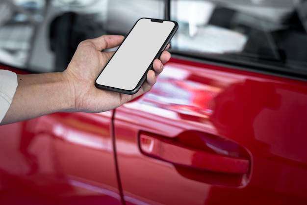 Odblokowywanie czerwonych drzwi samochodu za pomocą aplikacji na smartfona