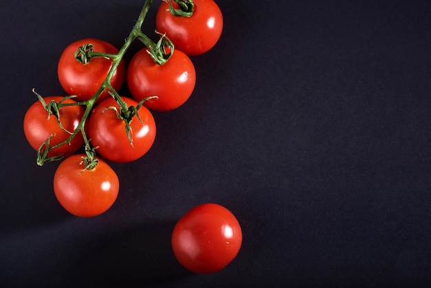 Oddział czerwonych ekologicznych pomidorów na czarno