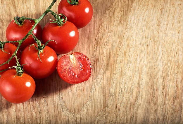 Oddział czerwonych pomidorków cherry ekologicznych drewnianych.