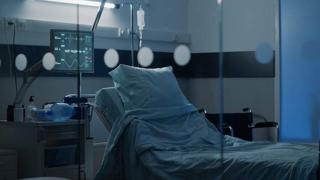 Oddział szpitalny z pustym łóżkiem w placówce klinicznej
