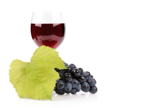 Oddział winogron i kieliszek wina na białym tle