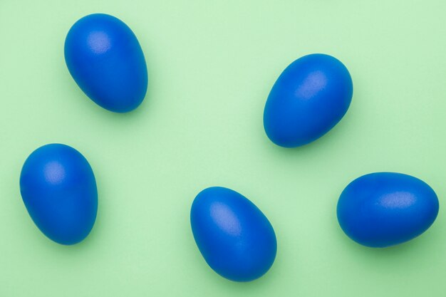 Odgórnego widoku błękitni barwioni jajka na stole