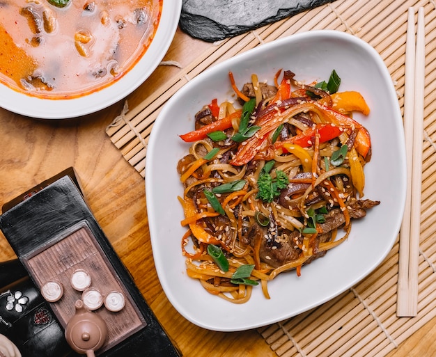 Bezpłatne zdjęcie odgórnego widoku chińscy kluski z warzywami i mięsem