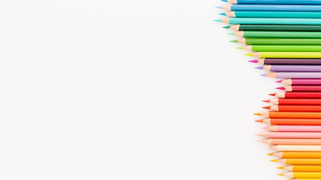 Bezpłatne zdjęcie odgórnego widoku kolekcja kolorowi ołówki z kopii przestrzenią