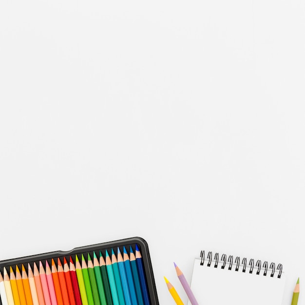 Odgórnego widoku kolorowi ołówki z kopii przestrzenią