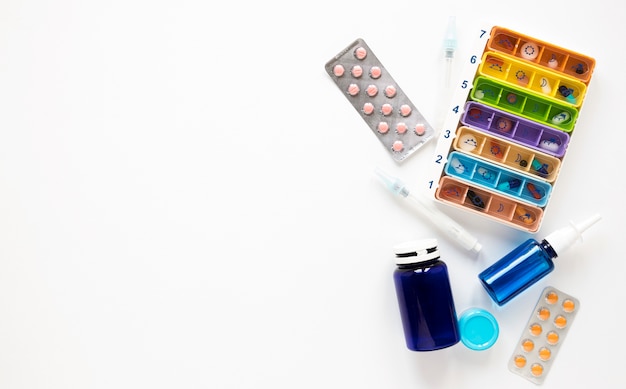 Bezpłatne zdjęcie odgórnego widoku kolorowi środki przeciwbólowi i medycyna z kopii przestrzenią