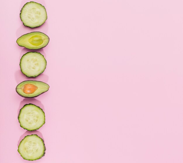 Odgórnego widoku ogórka plasterki i avocado z kopii przestrzenią
