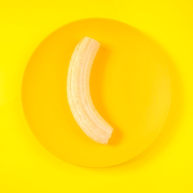 Odgórnego widoku organicznie banan na talerzu