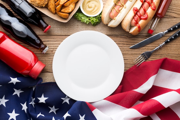 Odgórny widok amerykański jedzenie z kopii przestrzenią